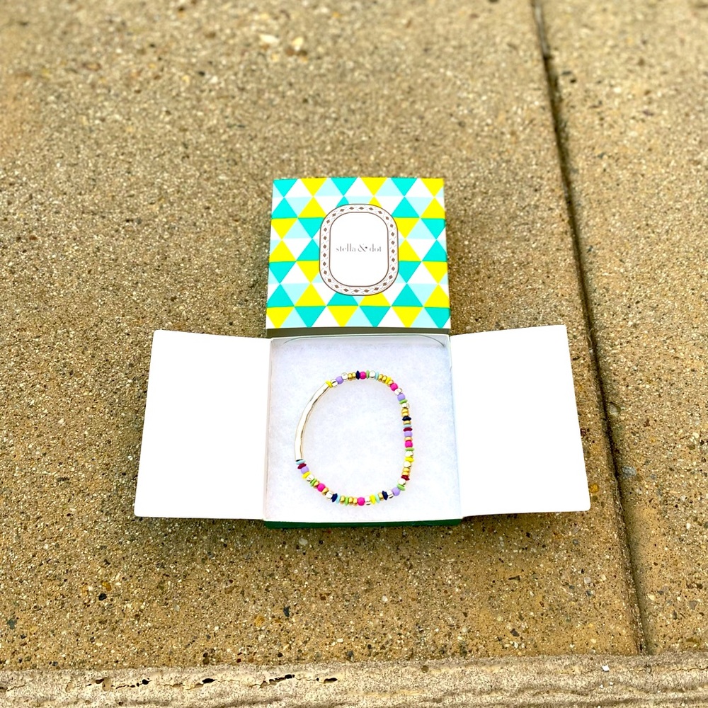 Stretching multi-color bracelet